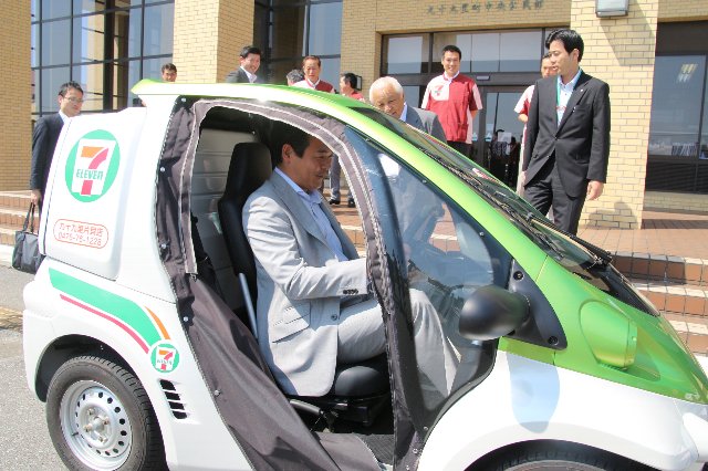 超小型電気自動車を試乗する金坂市長