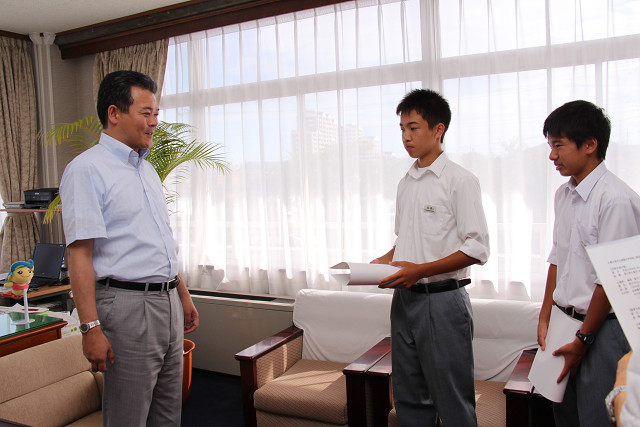 市長へ成績の報告をする2人