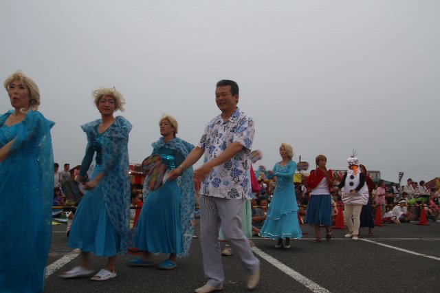 市長も踊りの輪へ