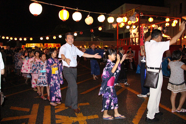 盆踊りコンテストに参加する市長