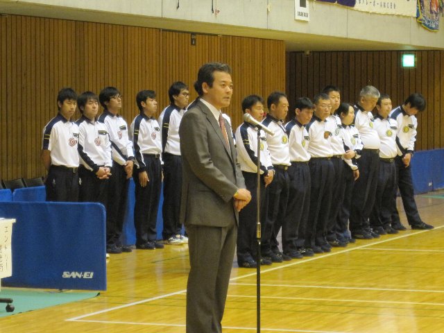 あいさつを述べる市長