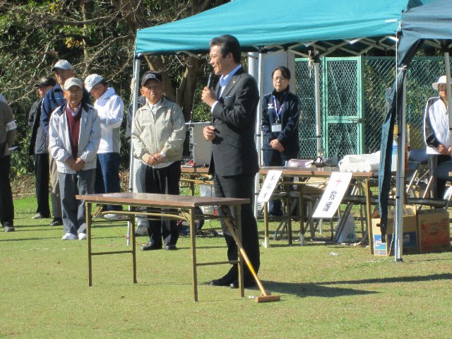 あいさつを述べる市長