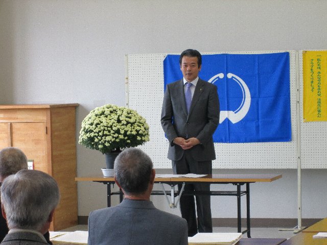 表彰式で祝辞を述べる市長