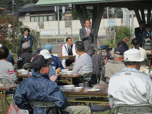 あいさつを述べる市長