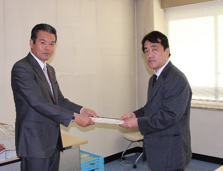 市町会を代表して要望書を手渡す市長