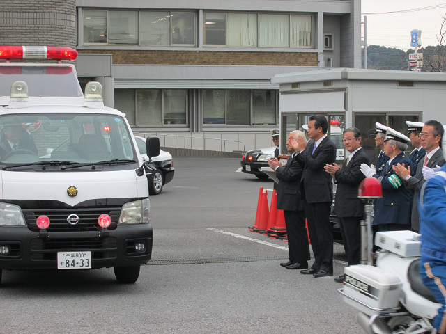 管内パトロールに出掛ける警察車両を見送る市長