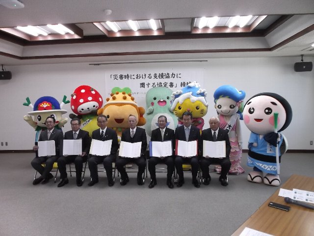 6市町のキャラクターと一緒に覚書を披露