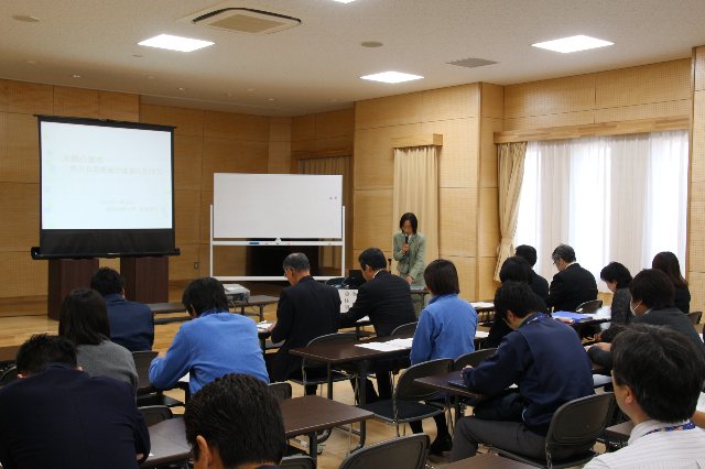 魚住教授による研修会の様子