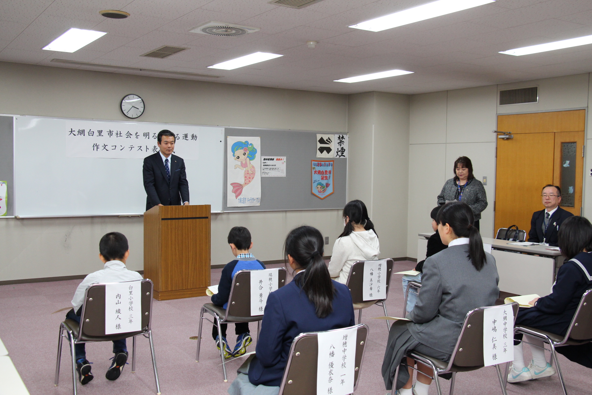 お祝いの言葉を述べる市長