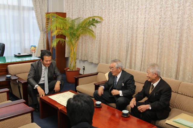 市長に受賞を報告する今井氏（左）と西谷氏（右）