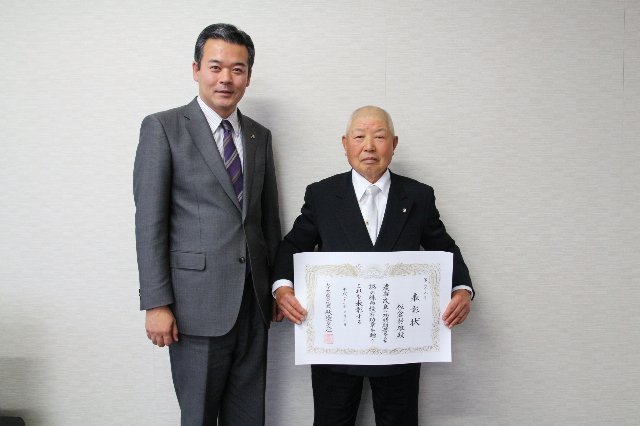 「緑白綬有功章」を受賞した板倉氏と金坂市長