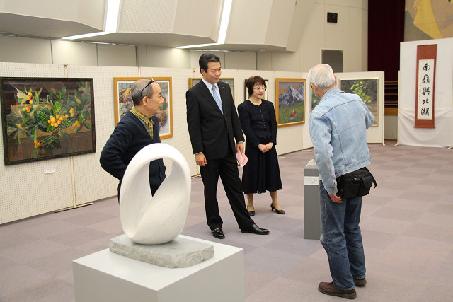 美術会員から作品の説明を受ける市長