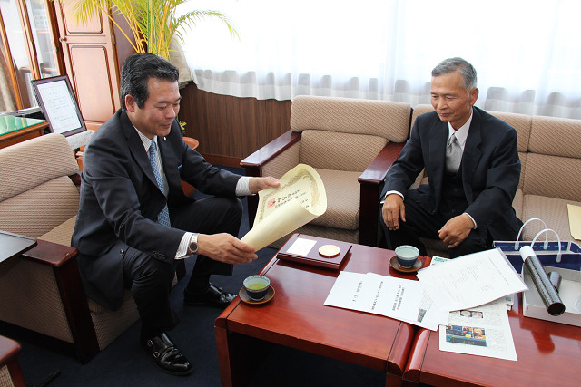 受賞を報告する成川氏