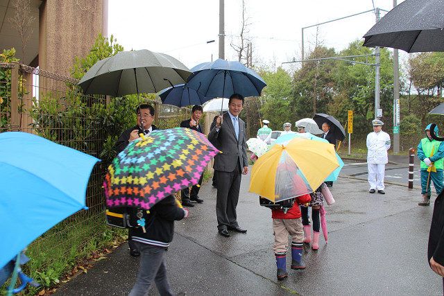 交通安全を呼び掛ける市長