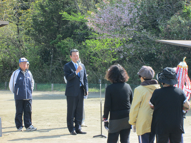 開会式であいさつを述べる市長