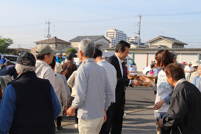 お買いもの割引券を配布する市長