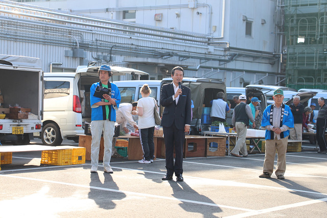 あいさつを述べる市長