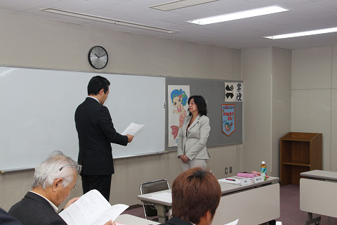 後藤会長に諮問書を手渡す市長