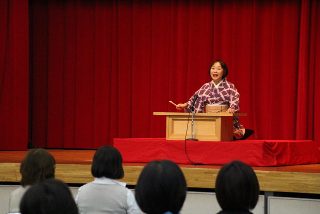 講演する宝井琴桜氏