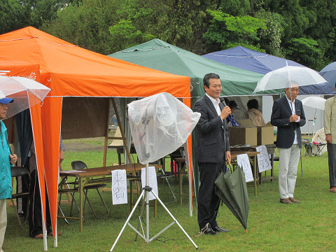 開会式であいさつを述べる市長