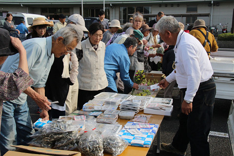 買い物客でにぎわう遊楽市会場