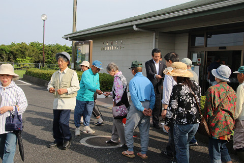 買い物客に割引券を配布