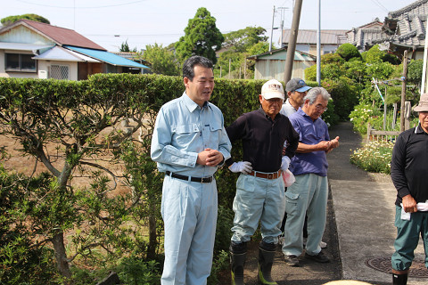 参加者にあいさつを述べる市長