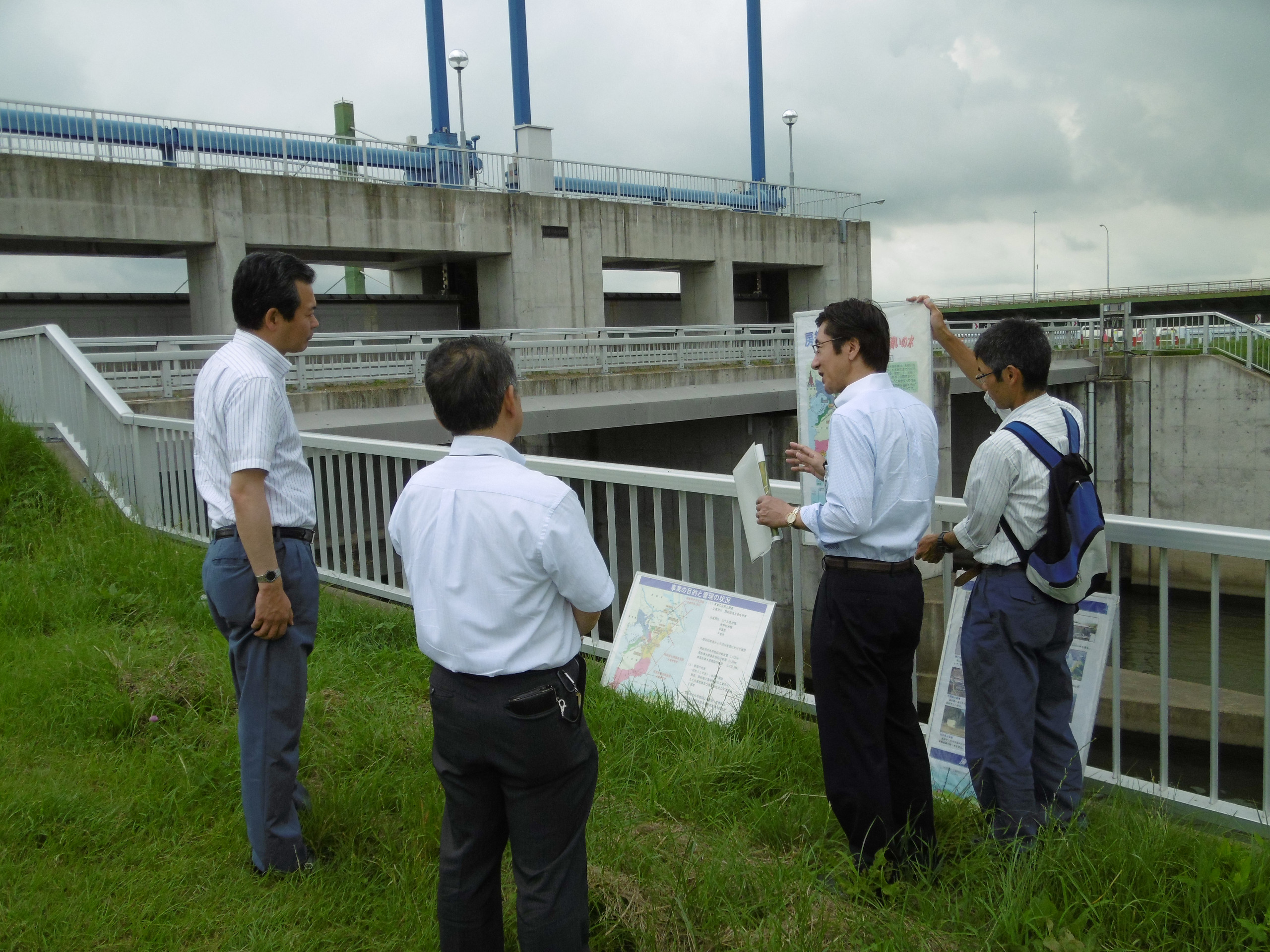 利根川両総水門を視察する様子