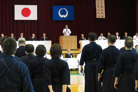 あいさつを述べる市長