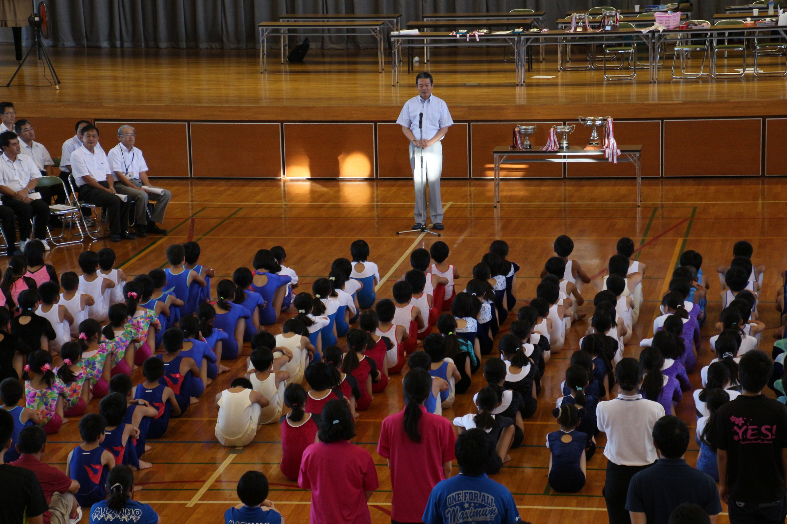 開会式であいさつを述べる市長