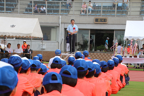 大会会長としてあいさつを述べる市長