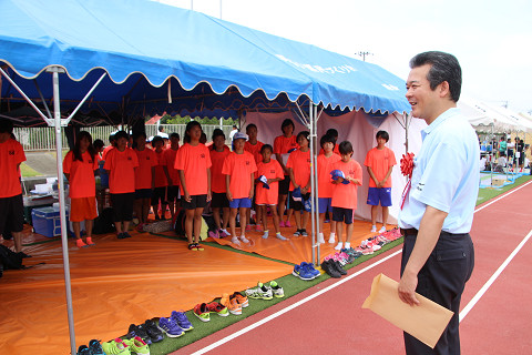 選手を激励する市長