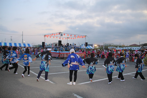 やぐらを中心に踊りの輪ができました