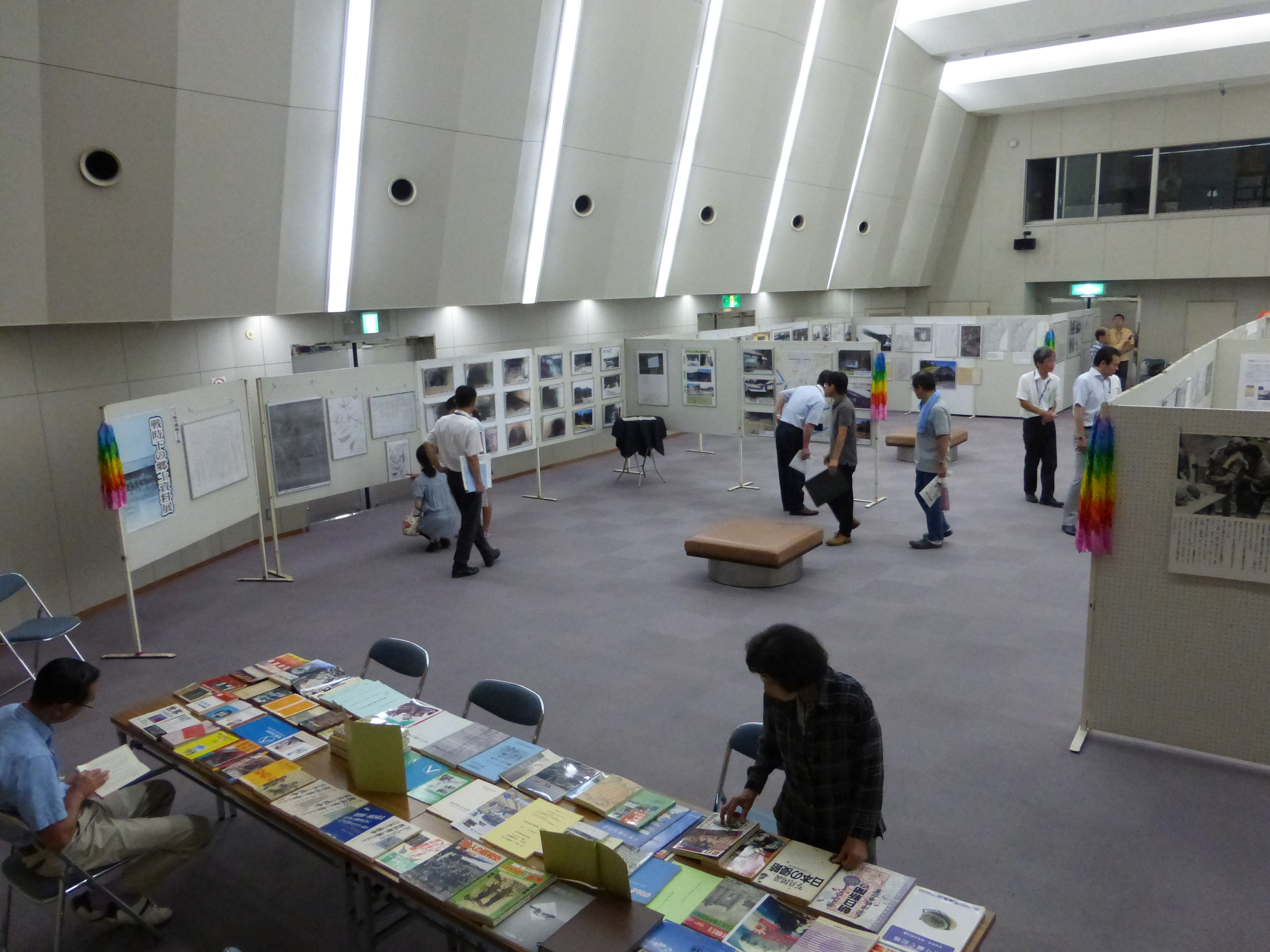 戦時下の郷土資料などが展示された会場