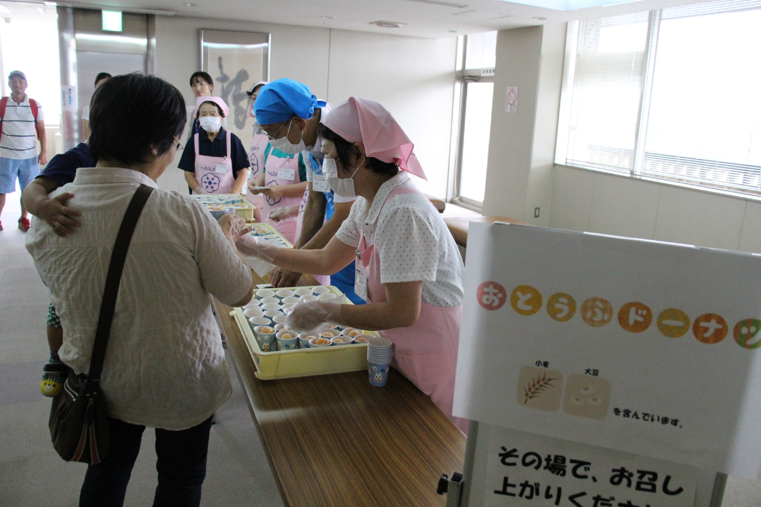 ヘルスメイト（食生活改善推進員）さんが作ったとうふドーナツを試食