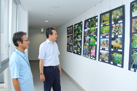 展示されている写真を鑑賞する市長