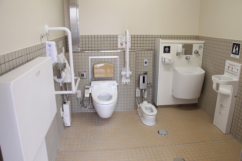 幼児用便器が設置されている多機能トイレ