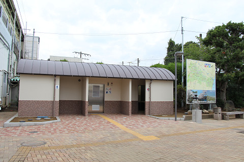 リニューアルした駅前公衆トイレの外観