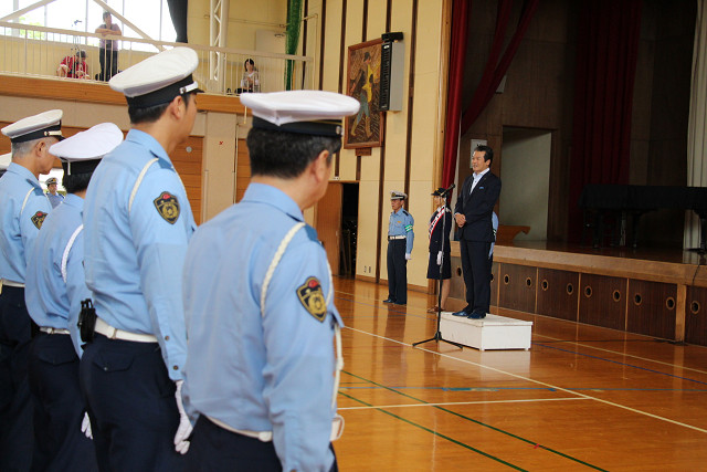 あいさつを述べる市長