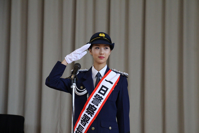 １日警察署長の本市観光大使　中川愛理沙さん