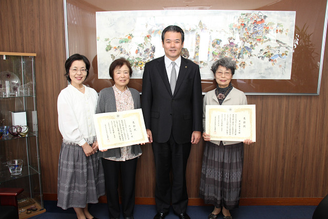 右から黒岩さん、市長、武政さん、津田会長