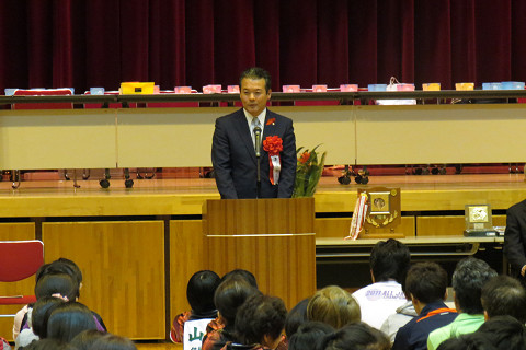 開会式であいさつを述べる市長