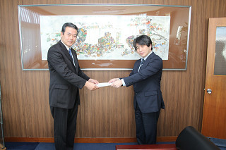 答申書を受け取る市長