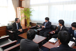 渡邊会長と談話する様子