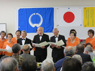 総会前に行われた老人クラブによる合唱の様子