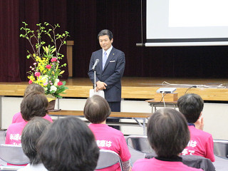 あいさつを述べる市長の様子