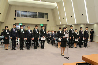 服務の宣誓を行う新規採用職員代表の写真