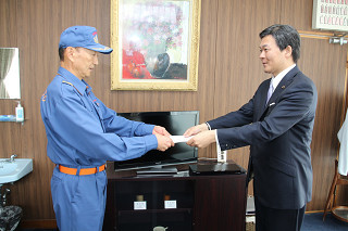北田新団長に委嘱状を交付する市長の写真