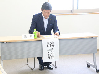 総会の議長を務める市長の様子