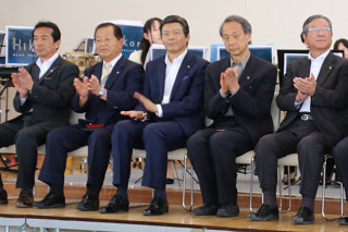 開会式に出席する市長の写真